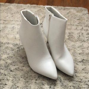 NWOT WORTHINGRON MEMORY FOAM WHITE BOOTIES